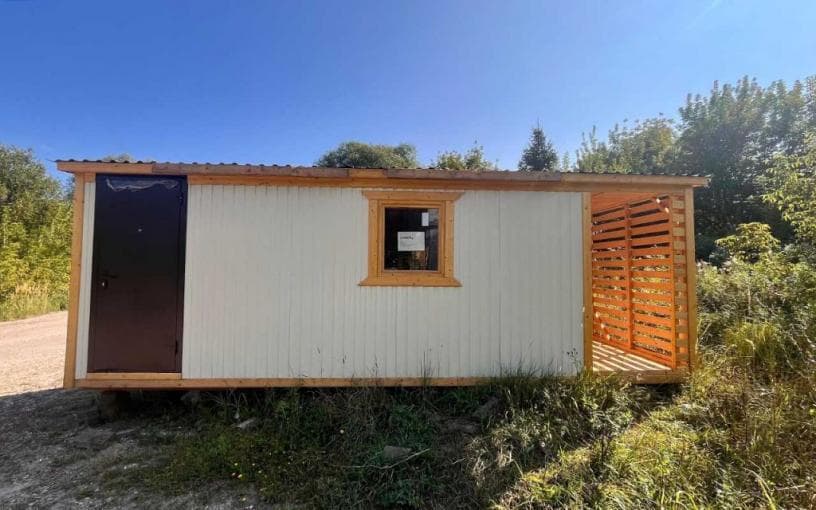 Бытовка №2, 7,0 х 2,3 м, с дровницей из профлиста